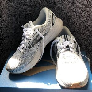 Brooks women's White and Gray Sneakers with Breathable Mesh